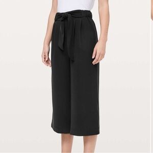 Lululemon Noir Crop *Woven - Sz 2